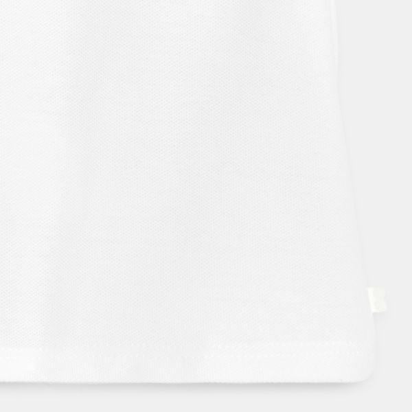 قميص بولو تونسي منسوج من البيكيه الأبيض مع جيب للأولاد الصغار